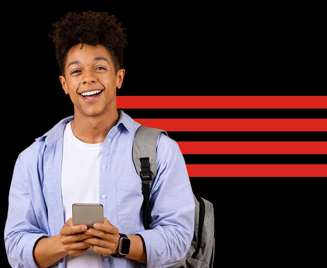 Garoto segurando celular